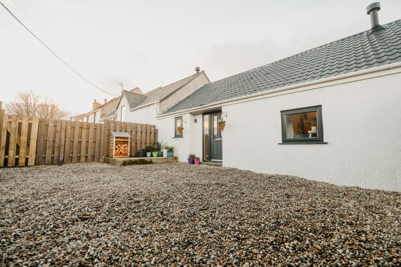 Villa The Cow Shed At Pencraig Holyhead Exterior foto