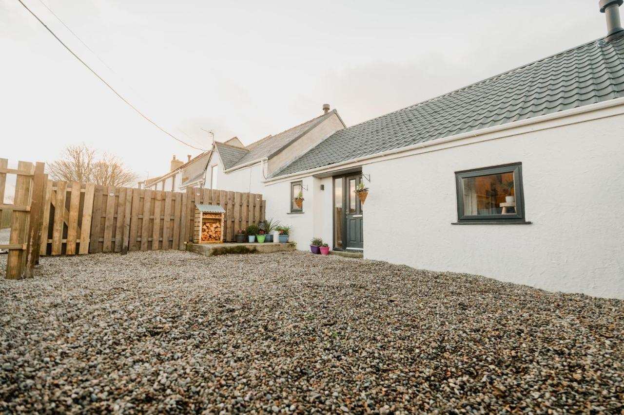 Villa The Cow Shed At Pencraig Holyhead Exterior foto